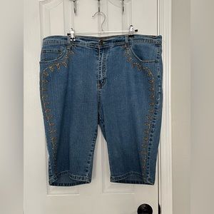 NEESO WOMENS JEANS, CAPRI, EMBROIDERED. Size 20